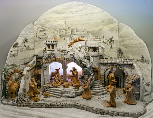 Die Krippe gehört zu den frühesten Symbolen weihnachtlicher Festkultur. Bereits im Jahr 334 ließ Kaiserin Helena über der Geburtshöhle in Bethlehem eine Krippe errichten, die die Geburtsszene zeigt. Der Heilige Franz von Assisi hatte 1223 in Greccio 