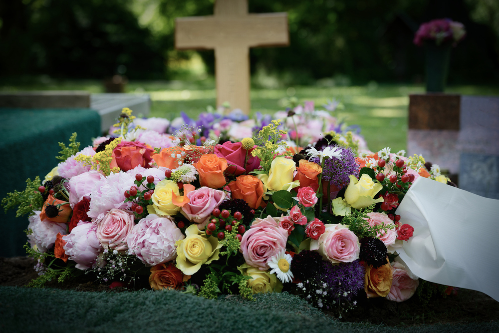 Blumen auf einem frischem Grab