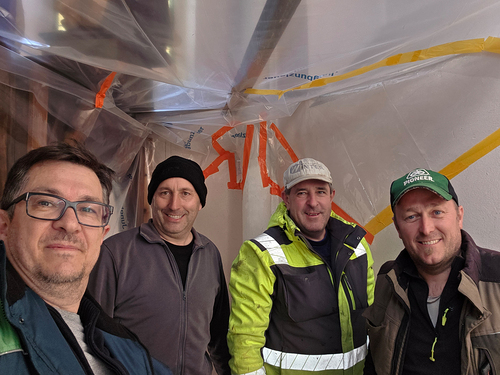 Bautrupp stellt Staubdichte Ebene her